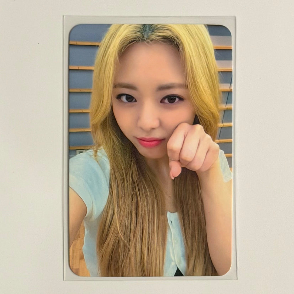 YUNA (ITZY) - CHECKMATE SOUNDWAVE ONLINE FANSIGN POB PHOTOCARD