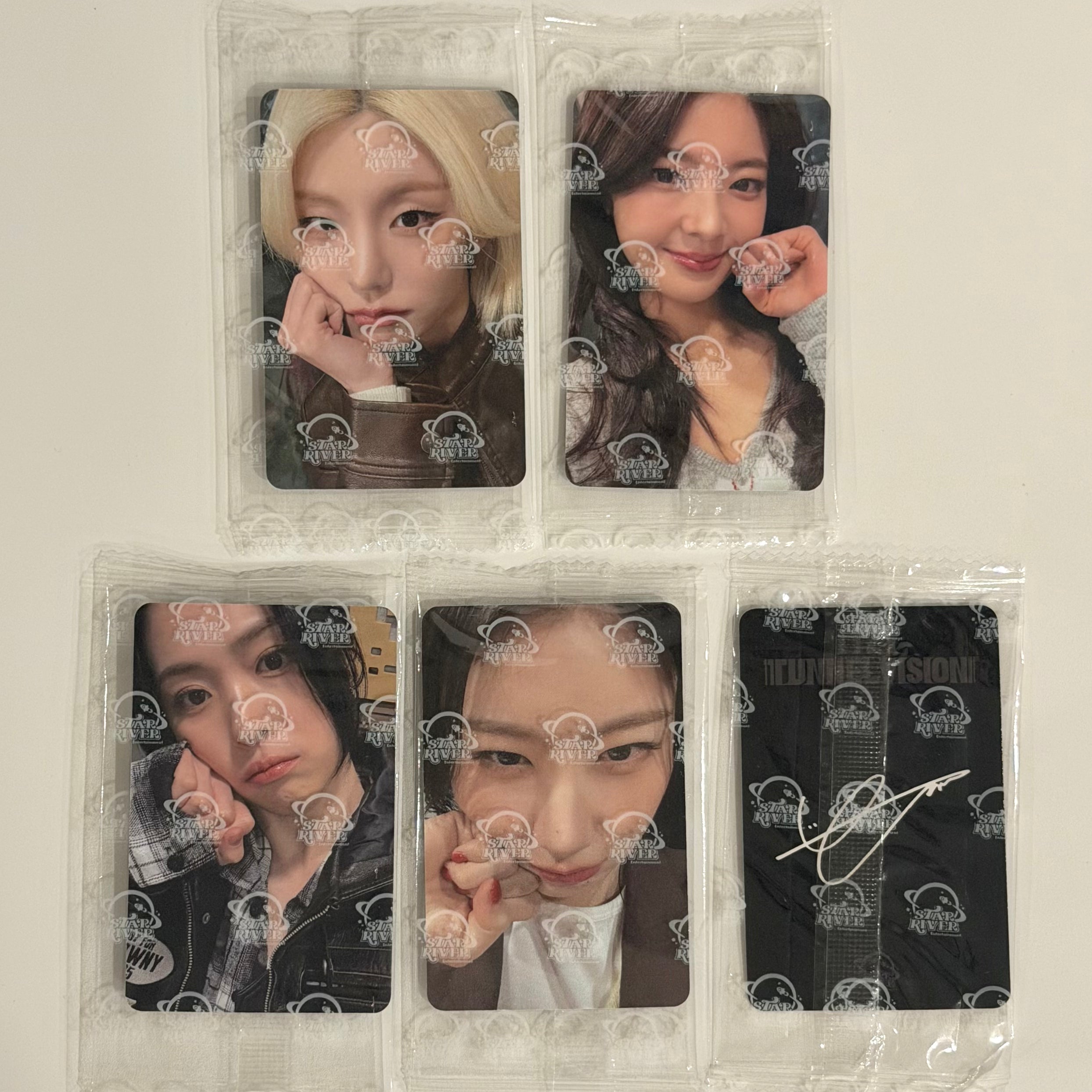 ITZY - TUNNEL VISION SR STAR RIVER SHANGHAI FANSIGN POB PHOTOCARD