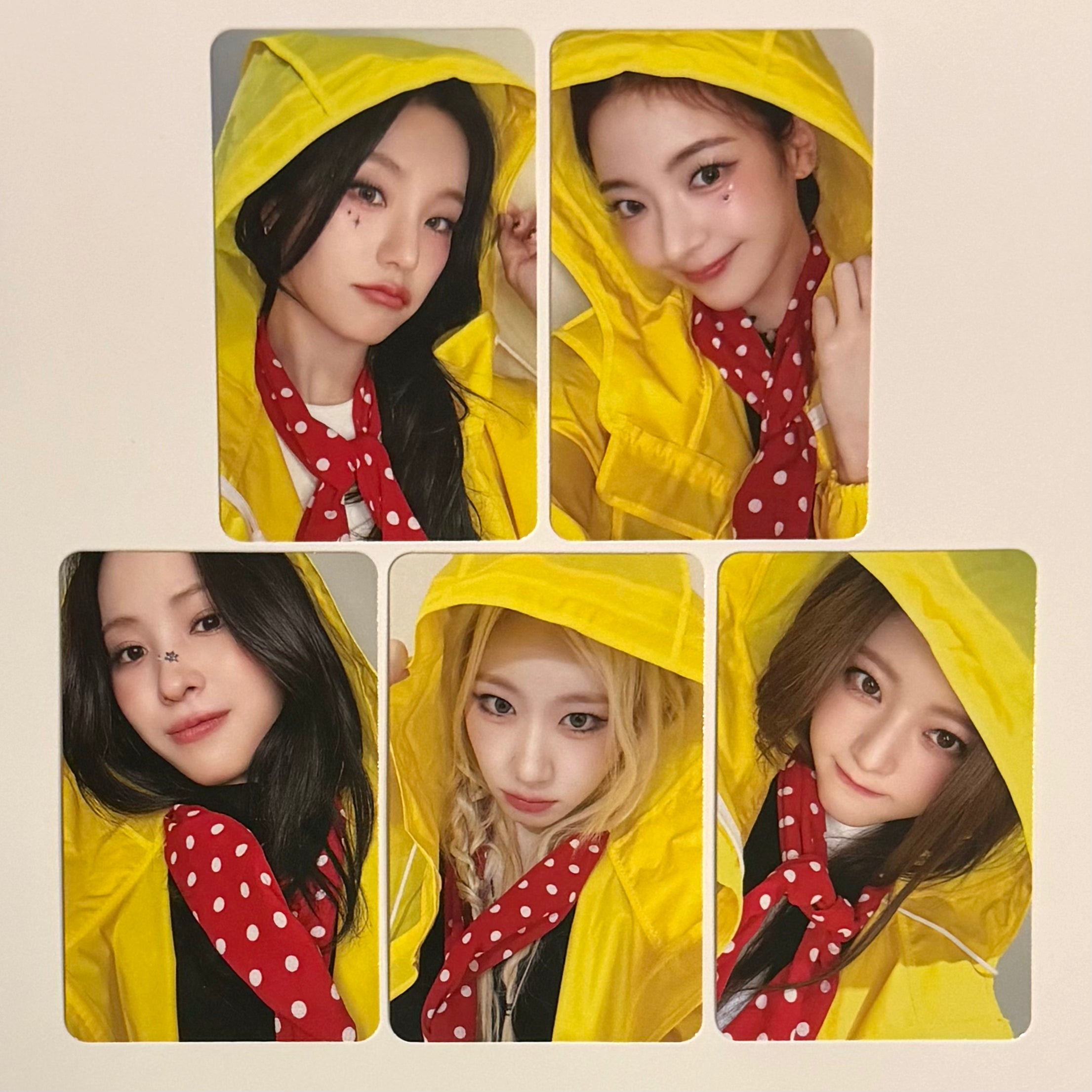 ITZY - GOLD MS MAKESTAR OFFLINE FANSIGN 6 POB PHOTOCARD (RAINCOAT VER)