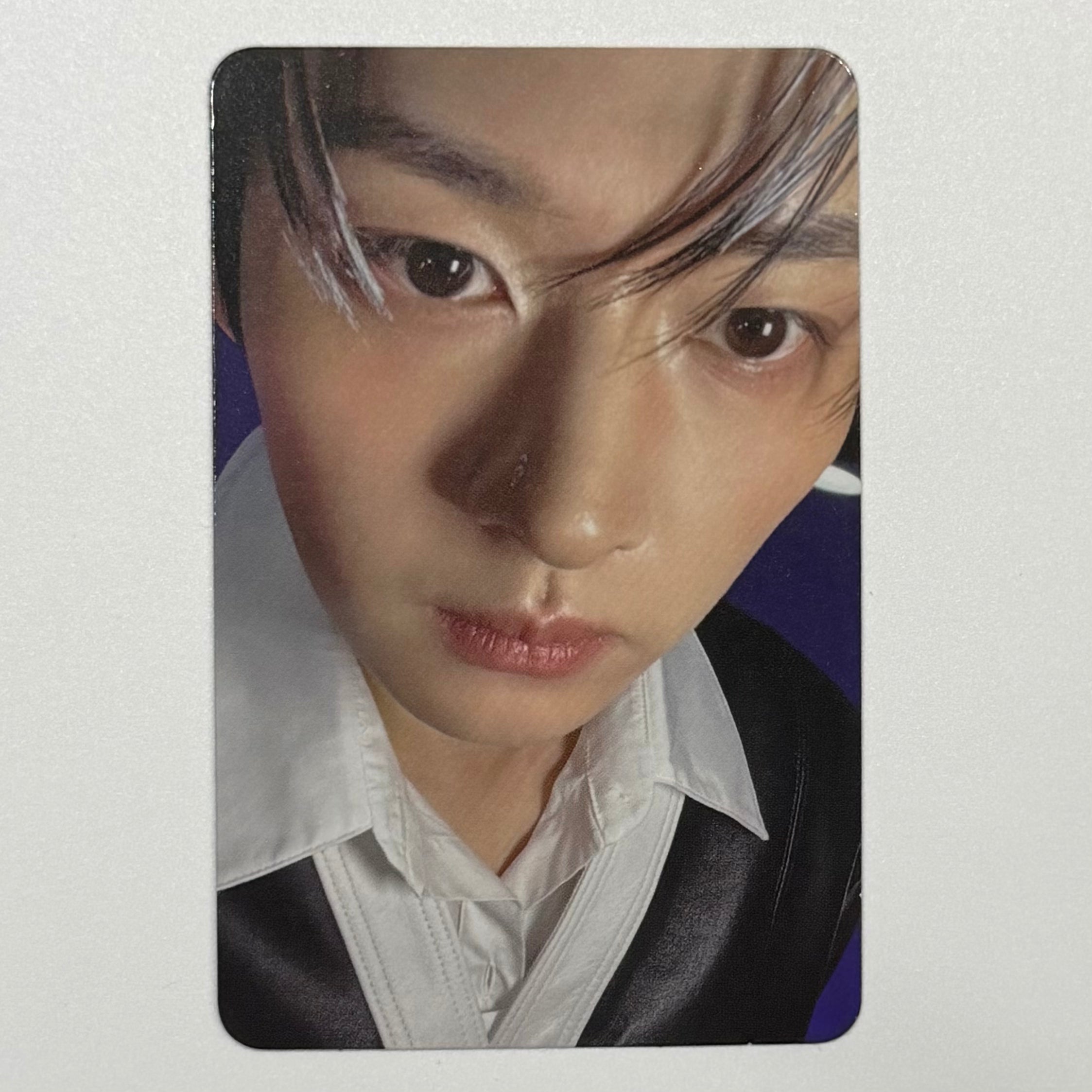 LEE KNOW (STRAY KIDS) - KARMA ALBUM PHOTOCARD (CEREMONY VER)