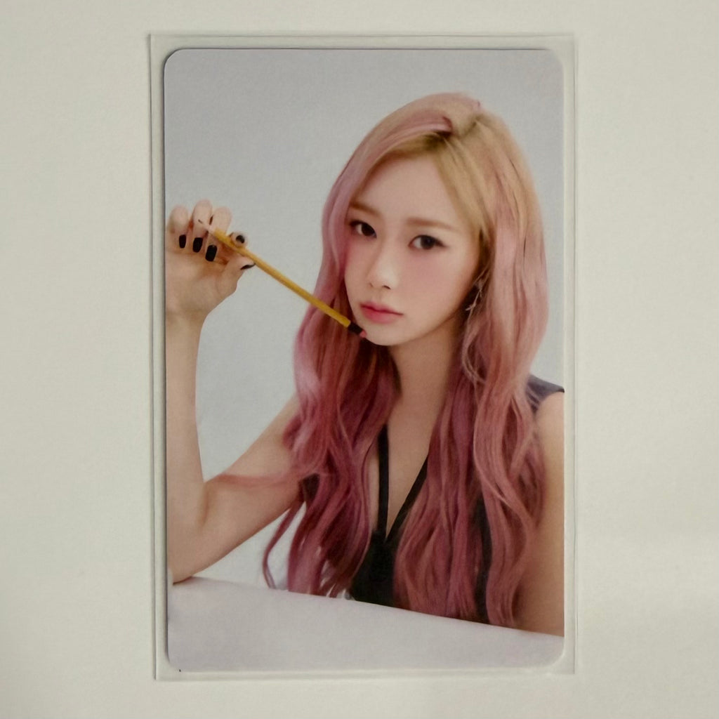 GISELLE (AESPA) - 2025 SEASONS GREETINGS TRADING CARD PHOTOCARD